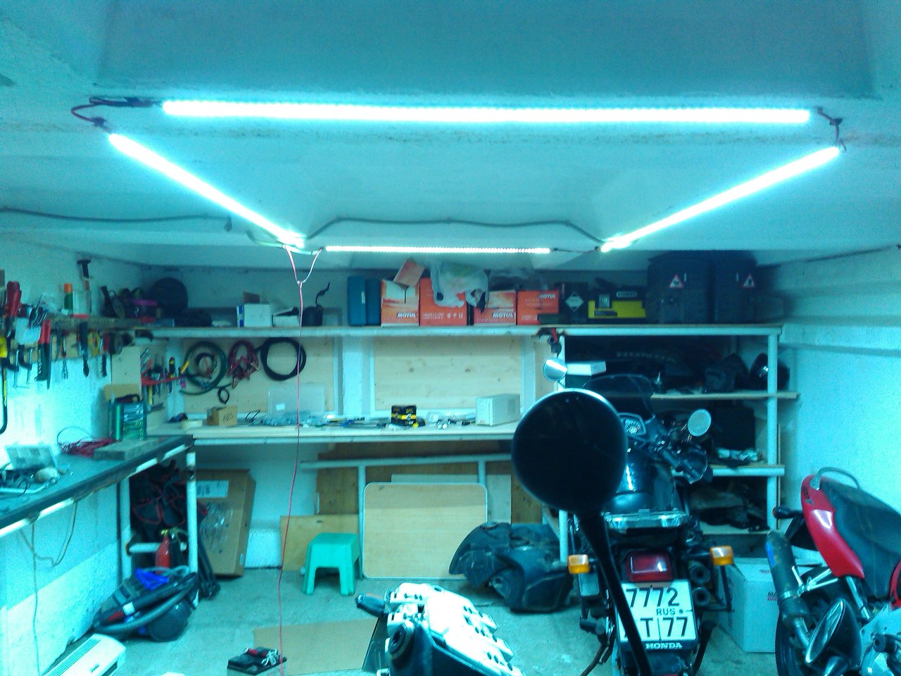 как правильно повесить светильники в гараже